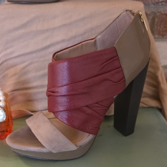 Charles David Red and Tan Platform Heels - Picture 6 of 14